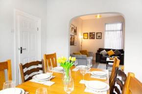 4 Bedrooms Spacious House With 2 Bathrooms Free Parking - sleeps up to 10 guests